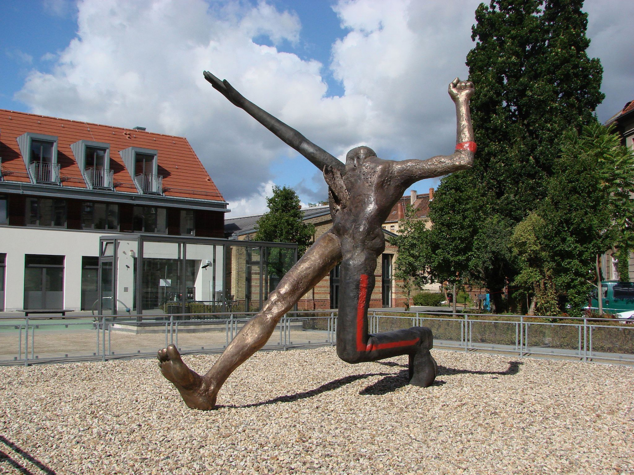 Wolfgang Mattheuers „Jahrhundertschritt“ aus der Privatsammlung von Hasso Plattner stand mehrere Jahre vor dem Gebäude des Zentrums für Zeithistorische Forschung Potsdam Am Neuen Markt 9d. (Wikimedia Commons, Lutki, Jahrhundertschritt, Mattheuer, CC BY 3.0; Foto vom September 2012) Wolfgang Mattheuers „Jahrhundertschritt“ aus der Privatsammlung von Hasso Plattner stand mehrere Jahre vor dem Gebäude des Zentrums für Zeithistorische Forschung Potsdam Am Neuen Markt 9d