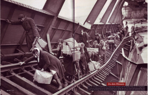 Foto von Fred Ramage: Elbbrücke bei Tangermünde, 1. Mai 1945 (GEO Nr. 11/2004, S. 108f.)