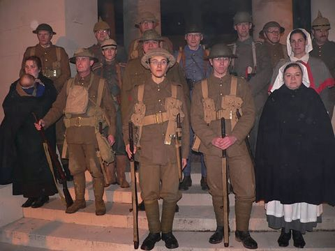 Ein Beispiel für »Living History« und »Reenactments«: Die »Alte Armee«, eine »Interessengemeinschaft militärhistorisch interessierter Gruppen und Einzelpersonen«, am 11. November 2011 in Flandern. Faszination für militärische Männlichkeit steht im Vordergrund, Frauen und Kinder ergänzen die Reinszenierung nur. »An dieser Stelle beginnt unsere Freizeitbeschäftigung, die Darstellung eines Soldaten des deutschen Heeres in der Zeit von 1914–1918. Hierbei geht es uns nicht um die Schlachten, sondern um das Leben dieser Menschen, obwohl das eine mit dem anderen natürlich verbunden bleibt. Und ohne das Hintergrundwissen dieser Zeitepoche ist unser Anspruch an eine authentische Darstellung nicht möglich.«