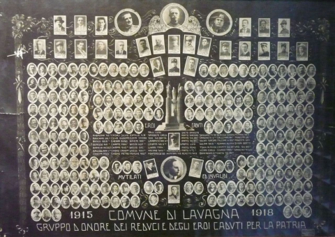 »Gruppo d’onore dei reduci e degli eroi caduti per la patria«: Ehrentafel für die Teilnehmer des Ersten Weltkriegs in der Gemeinde Lavagna(Foto: Werner Suppanz, September 2011) Das »Museo della Grande Guerra« in der ehemals österreichischen Festung »Tre Sassi«, nahe Cortina d’Ampezzo, zeigt aus der Zwischenkriegszeit mehrere Ehrentafeln italienischer Gemeinden für Opfer des Ersten Weltkriegs. Auffällig ist einerseits die gemeinsame Darstellung von Gefallenen und Kriegsversehrten, andererseits die fotografische Abbildung der betreffenden Männer. Charakteristisch – aber nicht immer konsequent durchgeführt – ist die Rangordnung von Versehrten im unteren Bereich der Tafel, »gefallenen Helden« in der Mitte sowie zunehmend höheren militärischen und politischen Rängen bis zum König und zum »Duce« an der Spitze.