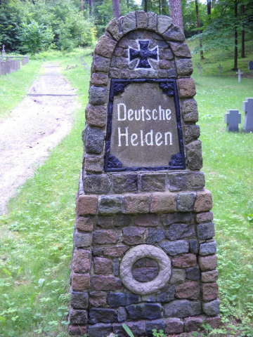 Kriegerdenkmal auf dem Friedhof Antakalnis in Litauen, errichtet 1915 (<https://commons.wikimedia.org/wiki/File:Antokol_pomnik_deutsche_helden.JPG >; GNU Free Documentation License) Auf dem 1809 gegründeten Friedhof sind Tote aus ganz unterschiedlichen historischen Phasen und Zusammenhängen versammelt: französische Tote aus der napoleonischen Armee von 1812; deutsche, litauische und russische Soldaten des Ersten Weltkriegs; polnische Soldaten der Jahre 1919/20; Soldaten der Roten Armee des Zweiten Weltkriegs; aber auch getötete Zivilisten aus der Zeit des litauischen Unabhängigkeitskampfes 1991.