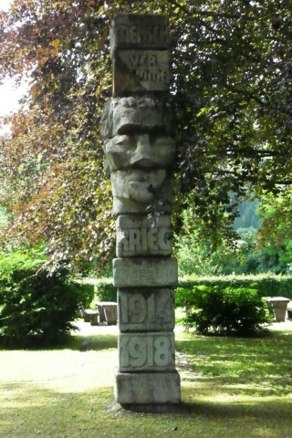 1988, im doppelten Gedenken an 1918 und 1938, stellte die Stadtgemeinde Leoben das Denkmal wieder auf – nun im Pestalozzipark in Donawitz. (Foto: Werner Suppanz, Juni 2011)