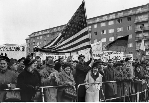 150,000 Berliners joined the rally ›Berlin stands for peace and freedom‹ in response to the ›Vietnam Congress‹ organized by the Socialist German Student League (Sozialistischer Deutscher Studentenbund, SDS) in February 1968. (Source: bpk/Alexander Enger)