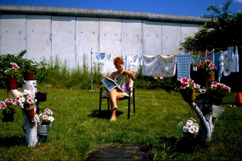 Surreale Idylle in der Neuköllner Schrebergarten-Kolonie »Freiheit«, die von ihrem Ost-Berliner Pendant namens »Mississippi« durch die Mauer getrennt war. Immer wieder erhielten die Kleingärtner Besuch durch patrouillierende NVA- und US-Soldaten. Siehe auch Torsten Hilscher, Schrebergärtners verlorene Ruhe, in: Freitag, 8.10.2009. (Foto: Harald Thierlein, 1986)