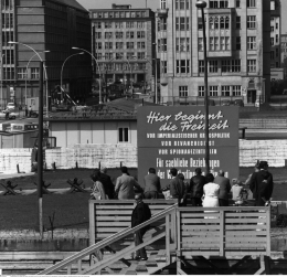 »Hier beginnt die Freiheit« – so plakatierte es auch die Ostseite, in diesem Fall am Übergang Checkpoint Charlie (1960er-Jahre). (bpk/Klaus Lehnartz)