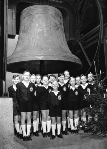 »Schöneberger Sängerknaben« unter der Freiheitsglocke, Weihnachten 1958(Bundesarchiv, Bild B 145 Bild-P047199, Foto: Gerd Schütz)