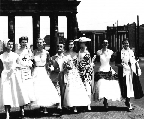 Gert Schütz, Emilio Schuberth mit seinen Mannequins, 1954 (Landesarchiv Berlin; Foto und Legende aus dem besprochenen Band, S. 75)