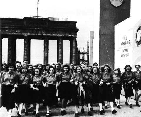 Jochen Moll, FDJ Pfingsten 1950 (Bildarchiv Preußischer Kulturbesitz; Foto und Legende aus dem besprochenen Band, S. 11)