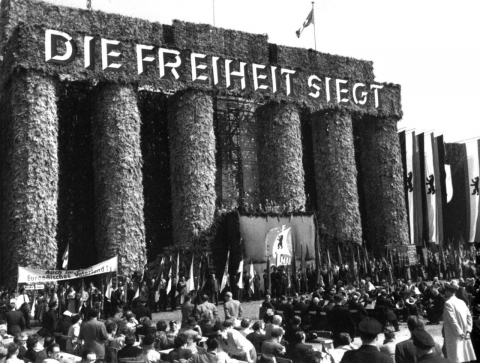 Begrüntes Brandenburger Tor, Mai 1954 (Foto aus dem besprochenen Band, S. 186) Begrüntes Brandenburger Tor, Mai 1954 (Foto aus dem besprochenen Band, S. 186)
