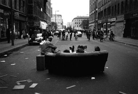 Couch auf der Oranienstraße, 1987 (Foto aus dem besprochenen Band, S. 63) Couch auf der Oranienstraße, 1987 (Foto aus dem besprochenen Band, S. 63)