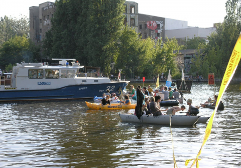 »Make Capitalism History« (Transparent rechts im Bild) – Demonstration per Boot gegen das Projekt »MediaSpree« in Kreuzberg, Juli 2008 (Quelle: Wikimedia Commons, Foto: Ulrich Hofmann/Adrian Lang; GNU Free Documentation License)