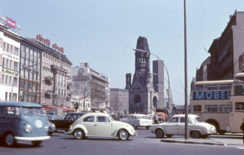 Mehrschichtige Materialität: Kurfürstendamm/Ecke Joachimstaler Straße, mit Blick auf die Kaiser-Wilhelm-Gedächtniskirche, während einer Stadtrundfahrt zur Begrüßung westdeutscher Arbeitskräfte. 1964 vom Autor dieses Beitrags als Kind fotografiert und bis heute aufbewahrt. (Foto: Andreas Ludwig)