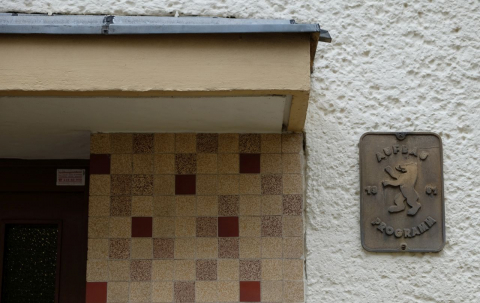 Sozialer Wohnungsbau der Nachkriegszeit, Berlin-Schöneberg. Bauten, die mit staatlichen Kredithilfen errichtet worden waren, tragen diese Plakette des Wiederaufbauprogramms Berlin, das ab 1950 in Kraft war. Es diente auch der Investitionsförderung der West-Berliner Wirtschaft. (Foto: Andreas Ludwig, 2014)