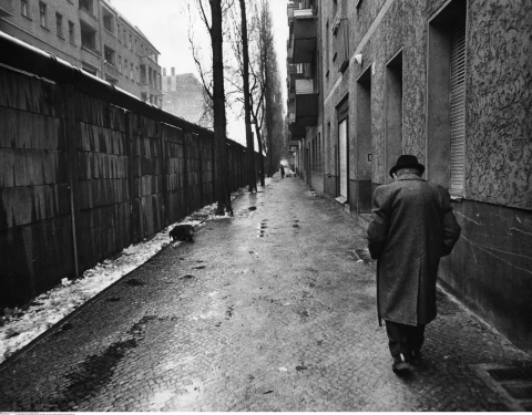 Lebensalltag in West-Berlin, 1977. Die Mauer ist hier in Richtung Ost-Berlin zurückversetzt, um den Bewohnern der zu West-Berlin gehörenden Häuser den Zugang zu ihren Wohnungen zu ermöglichen. (bpk/Abisag Tüllmann)