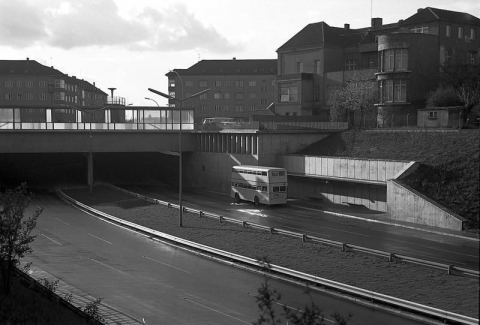 Bushaltestelle Rathenauplatz, 1960. Die Stadtautobahn (heute: A 100) war Teil der autogerechten Verkehrsplanung für Berlin, die bis Anfang der 1970er-Jahre Gültigkeit hatte. (Landesarchiv Baden-Württemberg, Abt. Staatsarchiv Freiburg, W 134 Nr. 061209, Foto: Willy Pragher, Lizenz: CC BY 3.0 DE)