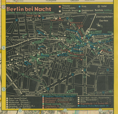 »Berlin bei Nacht«: Theater-, Kino- und Vergnügungsstättenplan
(aus: Schaffmannkarte Berlin 1:27.500, Stuttgart: Reise- und Verkehrsverlag 1969/70; Repro: Staatsbibliothek zu Berlin / mit freundlicher Genehmigung von bpk) Die wachsende Bedeutung des Nachtlebens für die Stadt schlägt sich nicht nur im Berlin-Marketing nieder. Stadtpläne kartographieren populäre Stadtlandschaften als Topographien des Vergnügens in Sonderkarten wie »Berlin am Abend«, oder »Berlin bei Nacht«. Zählt der Schaffmannplan von 1969/70 neben Kinos und Theater noch hauptsächlich Restaurants, Cabarets und Bars zum Nachtleben, so listet die Legende des Sonderplans des Generalstadtatlas Berlin »Berlin rund um die Uhr« 1974/75 bereits 15 Diskotheken auf – darunter das Big Eden, den Eden Playboyclub, das Star Light und den Sgt. Pepper Club. Die Auswahl bleibt allerdings auf solche Diskos beschränkt, die Touristen werben wollen. Die Treffpunkte exklusiverer Szenen legen Wert auf gegenöffentliche Unsichtbarkeit.