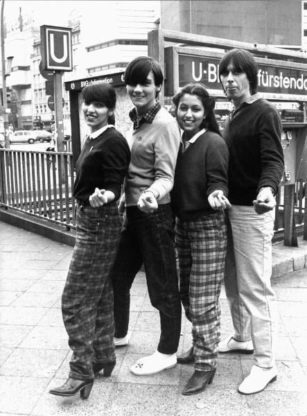 Die Popper Edith, Danny, Judy und Dieter posieren am 23. Oktober 1980 auf dem Berliner Kurfürstendamm. Die fröhliche Pose täuscht, denn die Bildunterschrift lautete damals: »Die Popper, die nach schweren Schlägereien mit den Punkern nur in Gruppen ausgehen, geben sich optimistisch. Sie selbst bezeichnen sich als saubere und immer nach der neuesten Mode gekleidete Jugendliche.« Das Foto entstand eine Woche nach der so genannten Popperschlacht. Während das New York am Olivaer Platz in den 1980er-Jahren als Poppertreff galt, trafen sich Neo-Mods am nahen Adenauerplatz und Punks auf den Stufen zur Gedächtniskirche am Kurfürstendamm (Quelle: picture-alliance/dpa, Foto: Chris Hoffmann)