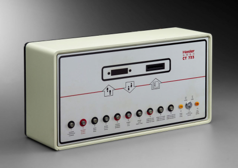 In den 1970er-Jahren begannen sich die Arbeitszeitgestaltungen und zugleich die technischen Möglichkeiten ihrer Erfassung zu wandeln. Das Bild zeigt einen der ersten »Zeitcomputer« auf dem deutschen Markt, hergestellt von der Schweizer Firma Hasler (ab 1973). Dieses vollelektronische Gerät diente unter anderem der Messung von Gleitzeit mit Hilfe codierter Ausweiskarten. Die Buchungen wurden auf einem Thermodrucker protokolliert und am Monatsende automatisch abgerechnet. Den radikaleren Schritt, Zeiterfassung nicht nur zu flexibilisieren, sondern weitgehend aufzuheben (und damit ein wiederum neues Kontrollregime selbstverantworteter Arbeitszeit einzuführen), wagten allerdings nur wenige Unternehmen. (TECHNOSEUM Landesmuseum für Technik und Arbeit in Mannheim, Foto: Klaus Luginsland)