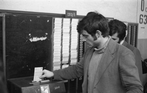 Wolfsburg, im Januar 1973: VW-Werksangehörige stempeln am Ende der Frühschicht ihre Zeitkarten ab (Bundesarchiv, B 145 Bild-F038809-0007, Foto: Lothar Schaack)