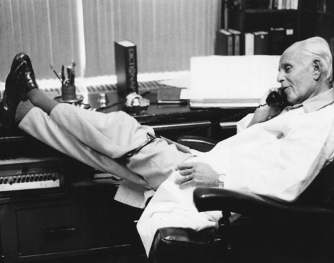 Der Stressforscher Hans Selye, hier entspannt (Université de Montréal, Division de la gestion de documents et des archives, <http://www.archiv.umontreal.ca/exposition/Hans_Selye/>; mit freundlicher Genehmigung der Hans Selye Foundation)