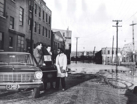 Forscher des Disaster Research Center bei einer Feldstudie nach einer Flut in Cincinnati, Ohio 1963 (Courtesy of the Disaster Research Center, University of Delaware)