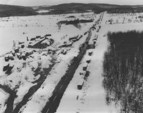 Das eingeschneite Howard Johnson Brandywine Restaurant, Autobahnraststätte nahe des Pennsylvania Turnpike, März 1958. Verantwortlich für die Aufnahme war die Air Force. (Courtesy of the Disaster Research Center, University of Delaware)