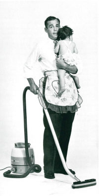 Frauen standen konsumgesellschaftliche Identitätsangebote schon in der ersten Jahrhunderthälfte zur Verfügung. Doch definierten sich Männer noch in den 1950er-Jahren nur über ihre Arbeit, wie dieses Werbebild aus dem New Yorker Studio des deutsch-amerikanischen Fotografen Henry Ries (1917–2004) nahezulegen scheint? (Deutsches Historisches Museum, Foto: Henry Ries; siehe auch ders., Ich war ein Berliner. Erinnerungen eines New Yorker Fotojournalisten, Berlin 2001, S. 41)