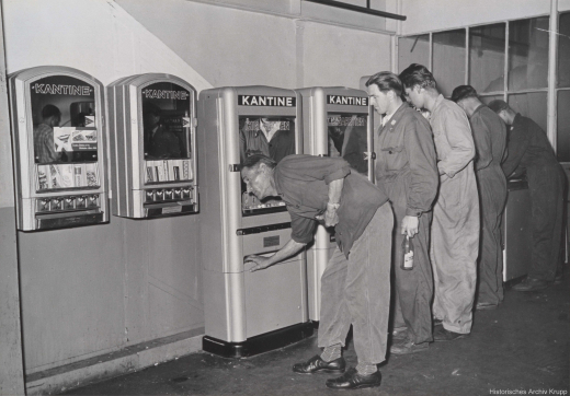 Arbeiter oder Konsumenten? Das Bild zeigt die Zigaretten- und Süßigkeitenangebote in der »automatischen Kantine« einer Krupp-Lokomotivfabrik um 1965. (Historisches Archiv Krupp, Essen, F 34/26.20)