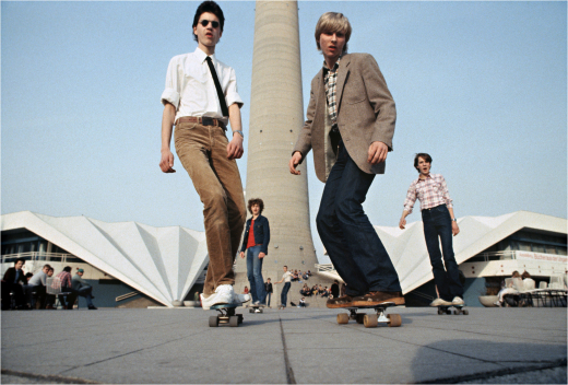 Skaten galt seit den späten 1970er-Jahren als westliches Szenehobby und Trendsport. Die SED betrachtete derartiges mit Argwohn, aber die Jugendkultur griff es dennoch auch in der DDR auf – sogar demonstrativ am Alexanderplatz (hier ein Foto von 1982). Damit steht das Skaten für übergreifende Veränderungen von Sehnsüchten, Lebensweisen oder auch Konsumstilen, die in Ost und West freilich unterschiedliche (politische) Implikationen hatten. Der Film »This ain’t California« (D 2012) spielte später auf interessante, semidokumentarische Weise mit solchen Bildern, die er teils aus dem Material der 1980er-Jahre übernahm, überwiegend aber nachinszenierte. (Bundesstiftung zur Aufarbeitung der SED-Diktatur, Bestand Harald Schmitt, Bild St_0482_5)