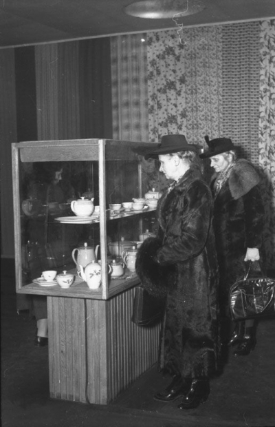 Ausstellung »Industriewaren heute«, Ende 1952. Die damalige Bildlegende lautete: »Im Berolina-Hochhaus am Berliner Alexanderplatz findet eine Ausstellung von Gebrauchsartikeln statt, die einen Überblick über den Stand der Produktion gibt und auf der Gegenstände minderer Qualität kritisiert werden. Die Besucher werden aufgefordert, ihr Urteil über die gezeigten Artikel abzugeben.« (Bundesarchiv, Bild 183-17790-0006, Allgemeiner Deutscher Nachrichtendienst – Zentralbild, Foto: Gielow)