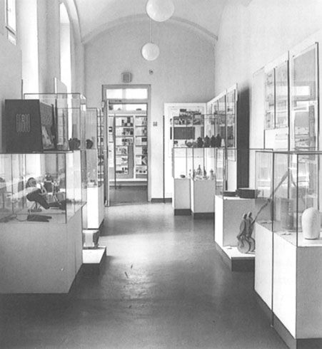 Blick in die Ausstellungsräume im Designzentrum, Berlin (Ost) 1988 (Foto: Hein Köster; aus: ders., Einblicke Ausblicke, Berlin 1991, S. 22)