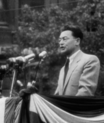 Filmstill aus »Tagebuch für meine Kinder«: Footage-Material mit einer Ansprache des Politikers József Révai auf einer Kundgebung zur Affäre um den Außenminister László Rajk, vermutlich 1948/49