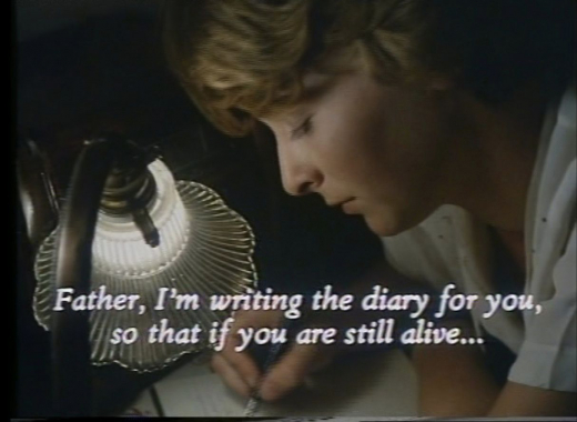 Filmstill aus »Tagebuch für meine Lieben«: Juli vor ihrem Tagebuch