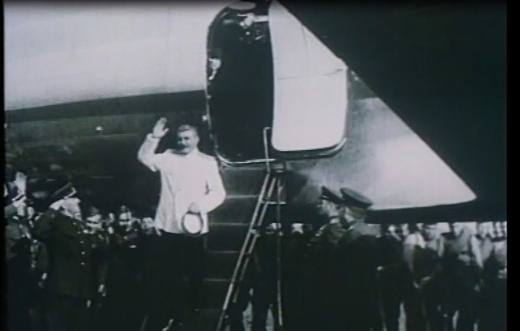 Historisches Archivmaterial im Film »Tagebuch für meine Lieben«: Stalin steigt vor einer jubelnden Menschenmenge aus einem Flugzeug