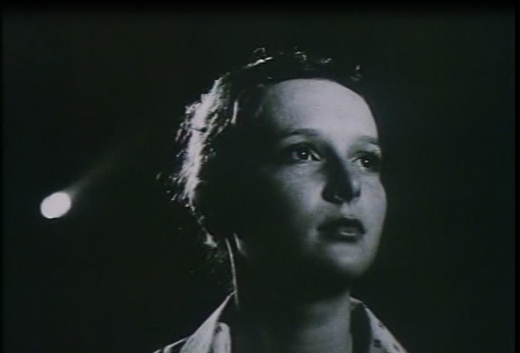 Juli im Kinosaal vor der historischen Wochenschau