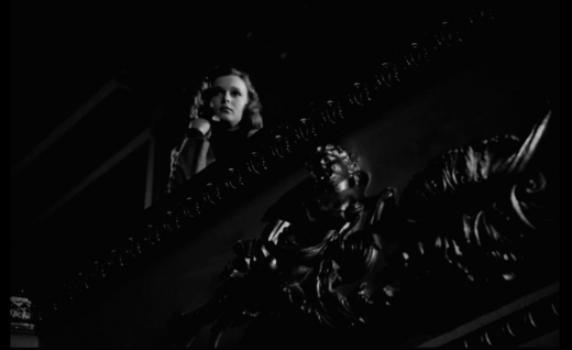 Filmstill aus »Tagebuch für meine Kinder«: Juli im Kinosaal vor dem Film »Mata Hari«