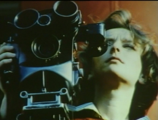 Filmstill aus »Tagebuch für meine Eltern«: Juli filmt eine Kundgebung