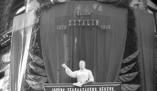 Filmstill aus »Tagebuch für meine Kinder«: Büste zur Feier von Stalins 70. Geburtstag (1949)