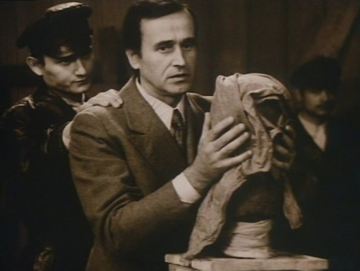 Filmstill aus »Tagebuch für meine Lieben«: Verhaftung von Julis Vater in seinem Bildhauer-Atelier