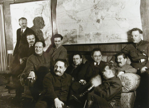 Stalin im Kreis seiner Gefolgsleute, wahrscheinlich 1933. Zweiter von links: Molotow (Vorsitzender des Rates der Volkskommissare und Mitglied des Politbüros), im Zentrum: Ordschonikidse (Volkskommissar für Schwerindustrie und Mitglied des Politbüros), ganz rechts außen: Woroschilow (Volkskommissar für Verteidigung und Mitglied des Politbüros (RGASPI, Fond 558)