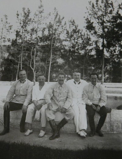 Stalin in Sotschi, 1933. Links neben ihm Kliment Woroschilow (Volkskommissar für Verteidigung und Mitglied des Politbüros), rechts neben ihm Marschall Tuchatschewski und Nestor Lakoba (Parteichef Abchasiens) (RGASPI, Fond 558)