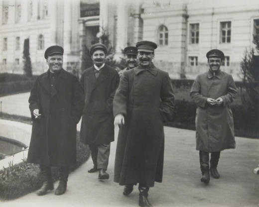 Auf dem Gelände des Kreml, 1930: Kirow (Parteichef von Leningrad und Mitglied des Politbüros), Kaganowitsch (Parteichef von Moskau, ZK-Sekretär und Mitglied des Politbüros), Ordschonikidse (Volkskommissar für Schwerindustrie und Mitglied des Politbüros), Stalin, Mikojan (Volkskommissar für Außenhandel und Mitglied des Politbüros) (von links nach rechts) (RGASPI, Fond 558)