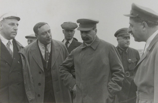 Stalin hört den Bericht des Direktors der Traktorenfabrik von Tscheljabinsk, 1935 (ganz rechts Ordschonikidse) (RGASPI, Fond 558)