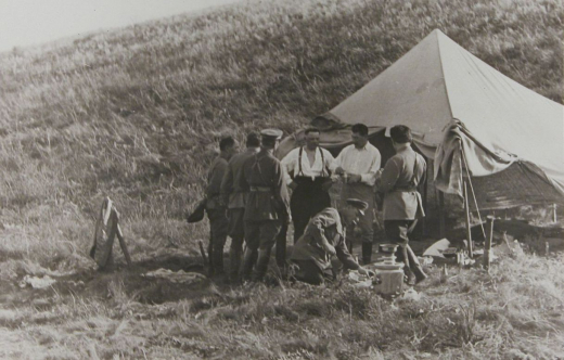Stalin und seine Gefolgschaft machen ein Picknick, 1933 (RGASPI, Fond 558)