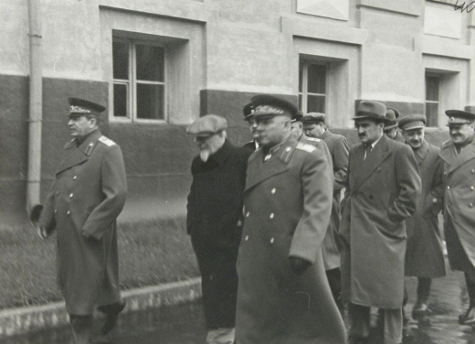 Stalin auf dem Weg zum Lenin-Mausoleum auf dem Roten Platz, 1946
(hinter ihm die Mitglieder des Politbüros Woroschilow, Kalinin, Molotow, Mikojan, Andrejew und Schdanow) (RGASPI, Fond 558)