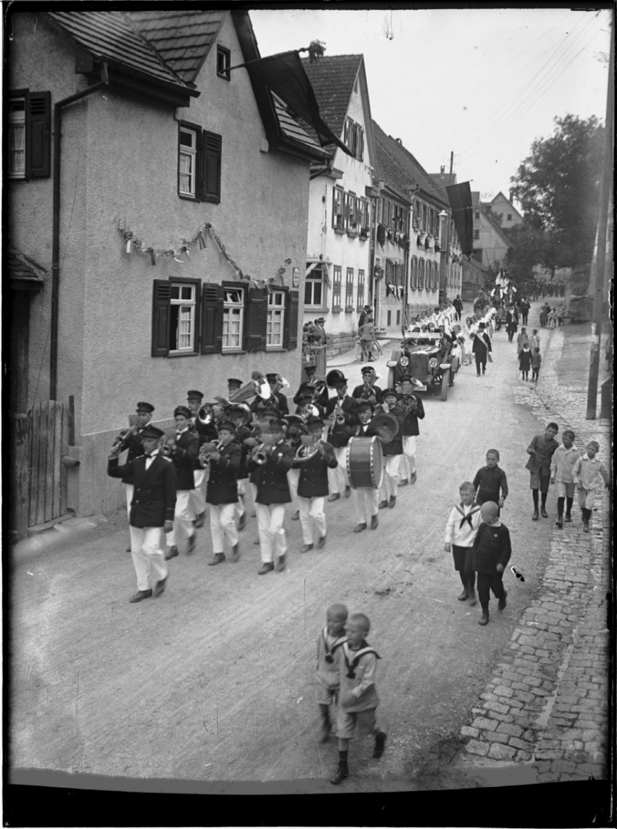 Sängerumzug 1926 (Stadtarchiv Ditzingen, Fotografischer Nachlass Albert Gehring, Digitalisat des Glasplatten-Negativs, Bild Nr. 0796)