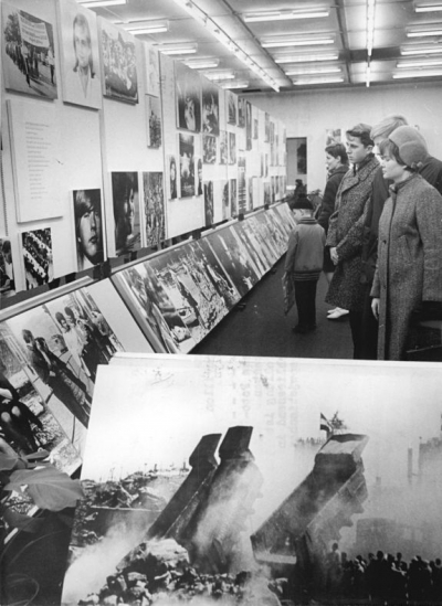 Visitors to Vom Glück des Menschen in East Berlin, November 1967 (Bundesarchiv, Bild 183-F1125-0004-001, Allgemeiner Deutscher Nachrichtendienst – Zentralbild, Photo: Rainer Mittelstädt)
