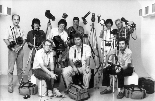 Die Fotografen von »Képes 7« posieren für eine gemeinsame Aufnahme anlässlich ihrer Ausstellung »Szupergrup!« in der Budapester Galerie der Fotokunst 1986. Obere Reihe v.l.n.r. Gábor Kerekes, Judit Müller, Gábor Váradi, Zoltán Pólya, Gyöngyi Rózsavölgyi, der stellvertretende Chefredakteur Tamás Féner; untere Reihe v.l.n.r. Péter Horváth, Gábor Lengyel, Imre Benkő. (Archiv Imre Benkő)