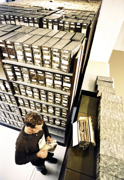 Ein Blick ins Keystone-Archiv, wo Negative und Abzüge in Schachteln gelagert werden (KEYSTONE/Gaetan Bally, Foto von 2004)
