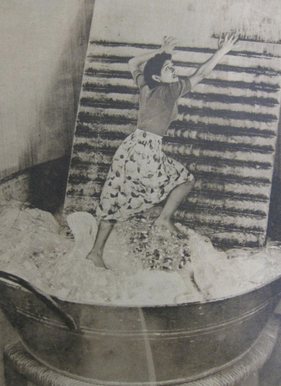 »Traum von der Flucht« (aus: Idilio Nr. 84, 27.6.1950; Foto: Grete Stern. Zur Einordnung dieser Frauenzeitschrift siehe Kap. 3 des vorliegenden Aufsatzes. Die Negative der Serie »Sueños« / »Träume« sind leider nicht erhalten.)